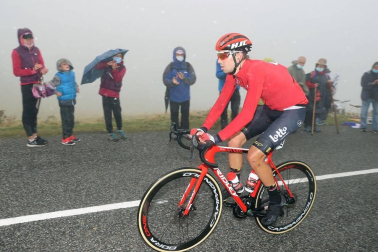 El esloveno Tadej Pogacar se impuso este domingo en la segunda etapa pirenaica del Tour de Francia por delante de su compatriota Primoz Roglic, que conquistó el maillot amarillo de líder.
