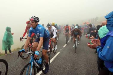 El esloveno Tadej Pogacar se impuso este domingo en la segunda etapa pirenaica del Tour de Francia por delante de su compatriota Primoz Roglic, que conquistó el maillot amarillo de líder.
