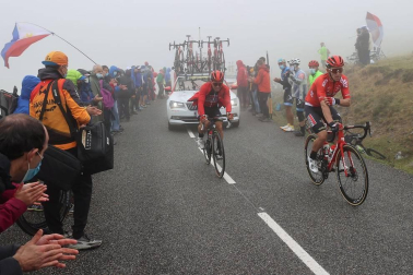 El esloveno Tadej Pogacar se impuso este domingo en la segunda etapa pirenaica del Tour de Francia por delante de su compatriota Primoz Roglic, que conquistó el maillot amarillo de líder.