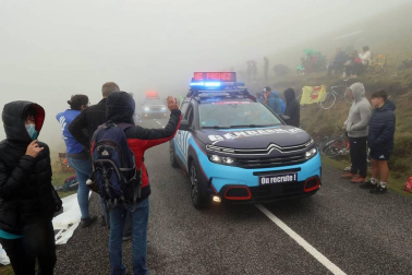 El esloveno Tadej Pogacar se impuso este domingo en la segunda etapa pirenaica del Tour de Francia por delante de su compatriota Primoz Roglic, que conquistó el maillot amarillo de líder.