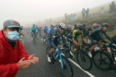 El esloveno Tadej Pogacar se impuso este domingo en la segunda etapa pirenaica del Tour de Francia por delante de su compatriota Primoz Roglic, que conquistó el maillot amarillo de líder.
