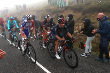 El esloveno Tadej Pogacar se impuso este domingo en la segunda etapa pirenaica del Tour de Francia por delante de su compatriota Primoz Roglic, que conquistó el maillot amarillo de líder.