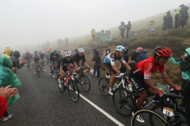 El esloveno Tadej Pogacar se impuso este domingo en la segunda etapa pirenaica del Tour de Francia por delante de su compatriota Primoz Roglic, que conquistó el maillot amarillo de líder.