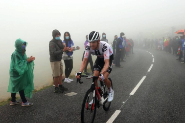 El esloveno Tadej Pogacar se impuso este domingo en la segunda etapa pirenaica del Tour de Francia por delante de su compatriota Primoz Roglic, que conquistó el maillot amarillo de líder.