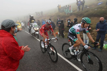 El esloveno Tadej Pogacar se impuso este domingo en la segunda etapa pirenaica del Tour de Francia por delante de su compatriota Primoz Roglic, que conquistó el maillot amarillo de líder.