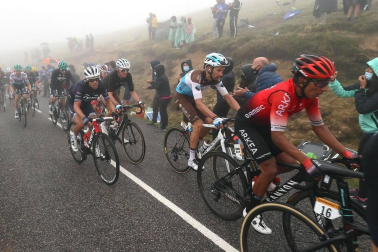 El esloveno Tadej Pogacar se impuso este domingo en la segunda etapa pirenaica del Tour de Francia por delante de su compatriota Primoz Roglic, que conquistó el maillot amarillo de líder.