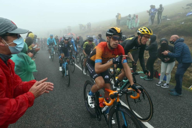 El esloveno Tadej Pogacar se impuso este domingo en la segunda etapa pirenaica del Tour de Francia por delante de su compatriota Primoz Roglic, que conquistó el maillot amarillo de líder.