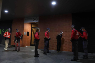 Diario de Navarra acompaña a dos patrullas de la Policía Foral durante una noche