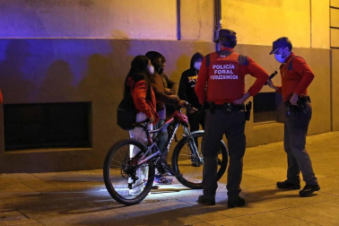 Diario de Navarra acompaña a dos patrullas de la Policía Foral durante una noche