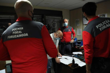 Diario de Navarra acompaña a dos patrullas de la Policía Foral durante una noche