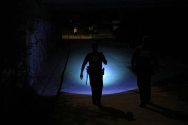 Diario de Navarra acompaña a dos patrullas de la Policía Foral durante una noche