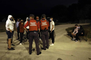 Diario de Navarra acompaña a dos patrullas de la Policía Foral durante una noche