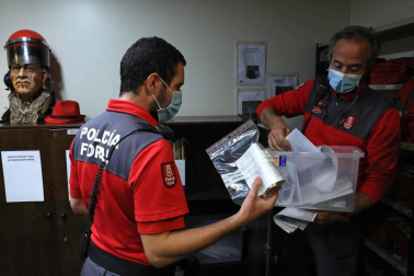 Diario de Navarra acompaña a dos patrullas de la Policía Foral durante una noche