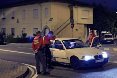 Diario de Navarra acompaña a dos patrullas de la Policía Foral durante una noche