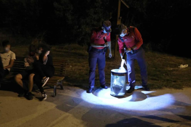 Diario de Navarra acompaña a dos patrullas de la Policía Foral durante una noche