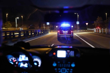 Diario de Navarra acompaña a dos patrullas de la Policía Foral durante una noche