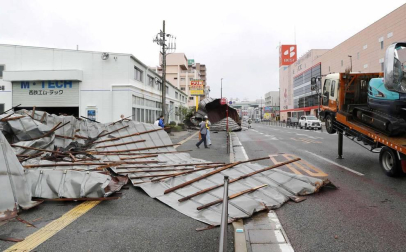 Al menos 35 personas han resultado heridas en las últimas horas en Japón por el paso de un tifón que ha castigado la región suroccidental del país con vientos huracanados que llegaron a tener una fuerza sin precedentes históricos.