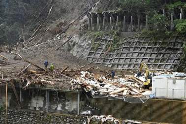 Al menos 35 personas han resultado heridas en las últimas horas en Japón por el paso de un tifón que ha castigado la región suroccidental del país con vientos huracanados que llegaron a tener una fuerza sin precedentes históricos.