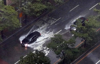 Al menos 35 personas han resultado heridas en las últimas horas en Japón por el paso de un tifón que ha castigado la región suroccidental del país con vientos huracanados que llegaron a tener una fuerza sin precedentes históricos.