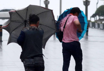 Al menos 35 personas han resultado heridas en las últimas horas en Japón por el paso de un tifón que ha castigado la región suroccidental del país con vientos huracanados que llegaron a tener una fuerza sin precedentes históricos.