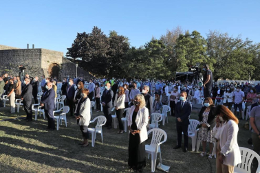 Fotografías del homenaje organizado por el Ayuntamiento de Pamplona en recuerdo a las víctimas de la covid-19. El acto estaba enmarcado en el 597º aniversario del Privilegio de la Unión.