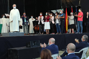 Fotografías del homenaje organizado por el Ayuntamiento de Pamplona en recuerdo a las víctimas de la covid-19. El acto estaba enmarcado en el 597º aniversario del Privilegio de la Unión.