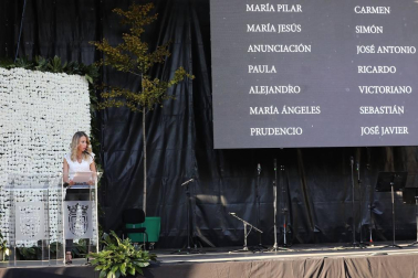 Fotografías del homenaje organizado por el Ayuntamiento de Pamplona en recuerdo a las víctimas de la covid-19. El acto estaba enmarcado en el 597º aniversario del Privilegio de la Unión.
