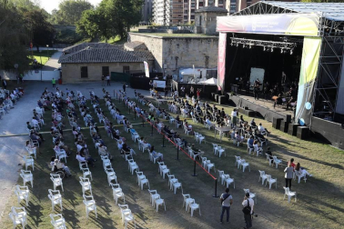 Fotografías del homenaje organizado por el Ayuntamiento de Pamplona en recuerdo a las víctimas de la covid-19. El acto estaba enmarcado en el 597º aniversario del Privilegio de la Unión.