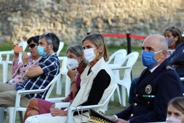 Fotografías del homenaje organizado por el Ayuntamiento de Pamplona en recuerdo a las víctimas de la covid-19. El acto estaba enmarcado en el 597º aniversario del Privilegio de la Unión.