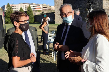 Fotografías del homenaje organizado por el Ayuntamiento de Pamplona en recuerdo a las víctimas de la covid-19. El acto estaba enmarcado en el 597º aniversario del Privilegio de la Unión.