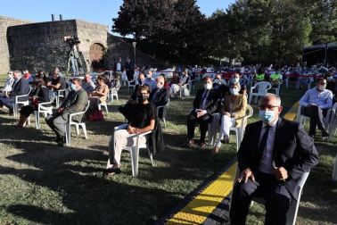 Fotografías del homenaje organizado por el Ayuntamiento de Pamplona en recuerdo a las víctimas de la covid-19. El acto estaba enmarcado en el 597º aniversario del Privilegio de la Unión.