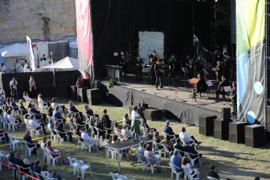 Fotografías del homenaje organizado por el Ayuntamiento de Pamplona en recuerdo a las víctimas de la covid-19. El acto estaba enmarcado en el 597º aniversario del Privilegio de la Unión.
