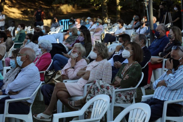 Fotografías del homenaje organizado por el Ayuntamiento de Pamplona en recuerdo a las víctimas de la covid-19. El acto estaba enmarcado en el 597º aniversario del Privilegio de la Unión.