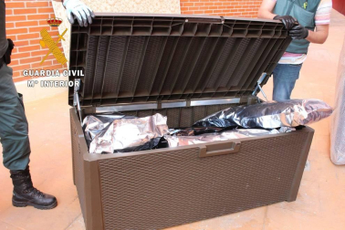 Los dos ocupantes han sido detenidos por un delito de Tráfico de drogas.