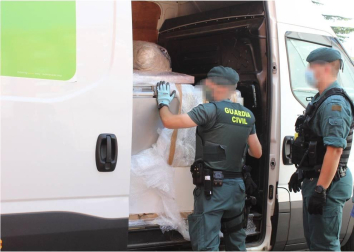 Los dos ocupantes han sido detenidos por un delito de Tráfico de drogas.