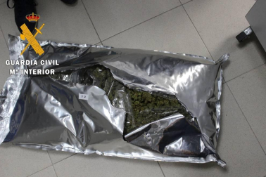 Los dos ocupantes han sido detenidos por un delito de Tráfico de drogas.