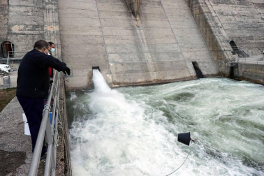 Este martes la Mancomunidad de la Comarca de Pamplona ha iniciado el desembalse de las aguas de fondo de Eugi . Esta operación, que se ejecuta desde 1991, trata de “ mejorar la calidad del agua suministrada”.