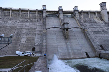 Este martes la Mancomunidad de la Comarca de Pamplona ha iniciado el desembalse de las aguas de fondo de Eugi . Esta operación, que se ejecuta desde 1991, trata de “ mejorar la calidad del agua suministrada”.