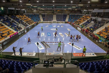 Seis meses y medio después, volvió el balonmano a Anaitasuna. Eso sí, fue un reencuentro extraño, frío y marcado por el riguroso protocolo de seguridad