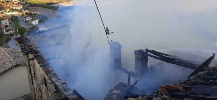 Un incendio ha destruido una casa y afectado a la iglesia de Aspurz, sin causar heridos
