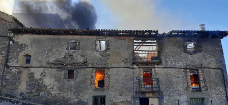 Un incendio ha destruido una casa y afectado a la iglesia de Aspurz, sin causar heridos