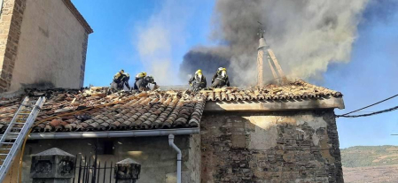 Un incendio ha destruido una casa y afectado a la iglesia de Aspurz, sin causar heridos