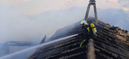 Un incendio ha destruido una casa y afectado a la iglesia de Aspurz, sin causar heridos