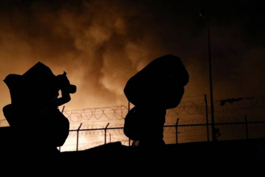 El campo de refugiados de Moria, en la isla de Lesbos, que alberga a cerca de 13.000 personas ha quedado prácticamente destruido en un incendio provocado esta madrugada tras enfrentamientos entre los migrantes.
