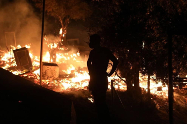 El campo de refugiados de Moria, en la isla de Lesbos, que alberga a cerca de 13.000 personas ha quedado prácticamente destruido en un incendio provocado esta madrugada tras enfrentamientos entre los migrantes.