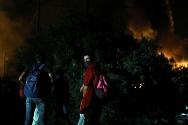El campo de refugiados de Moria, en la isla de Lesbos, que alberga a cerca de 13.000 personas ha quedado prácticamente destruido en un incendio provocado esta madrugada tras enfrentamientos entre los migrantes.