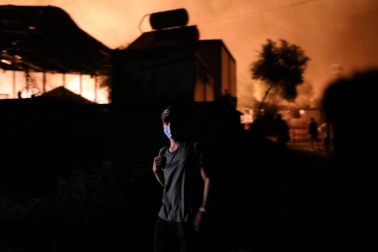 El campo de refugiados de Moria, en la isla de Lesbos, que alberga a cerca de 13.000 personas ha quedado prácticamente destruido en un incendio provocado esta madrugada tras enfrentamientos entre los migrantes.