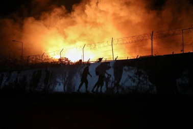 El campo de refugiados de Moria, en la isla de Lesbos, que alberga a cerca de 13.000 personas ha quedado prácticamente destruido en un incendio provocado esta madrugada tras enfrentamientos entre los migrantes.