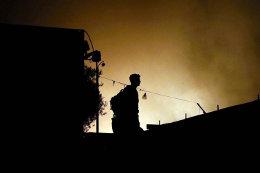 El campo de refugiados de Moria, en la isla de Lesbos, que alberga a cerca de 13.000 personas ha quedado prácticamente destruido en un incendio provocado esta madrugada tras enfrentamientos entre los migrantes.