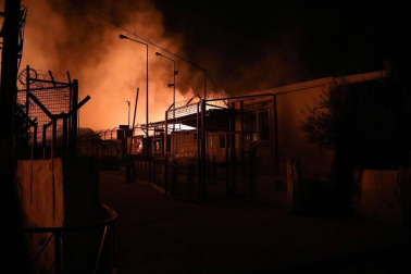 El campo de refugiados de Moria, en la isla de Lesbos, que alberga a cerca de 13.000 personas ha quedado prácticamente destruido en un incendio provocado esta madrugada tras enfrentamientos entre los migrantes.